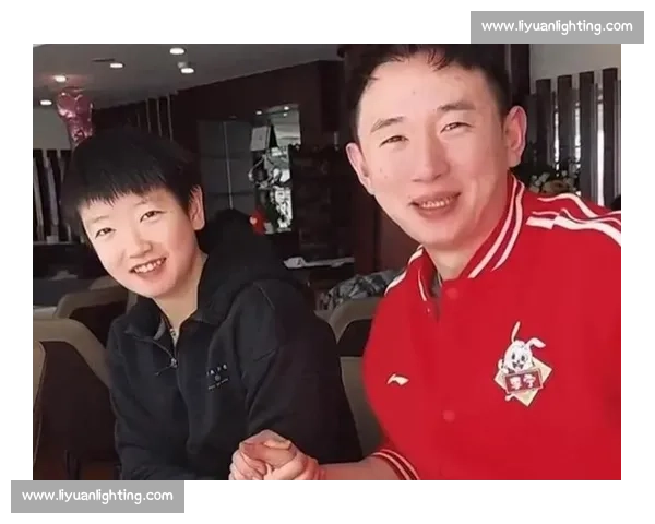 孙颖莎背部力量惊爆体坛！张煜东直播自叹不如：掰手腕我认输